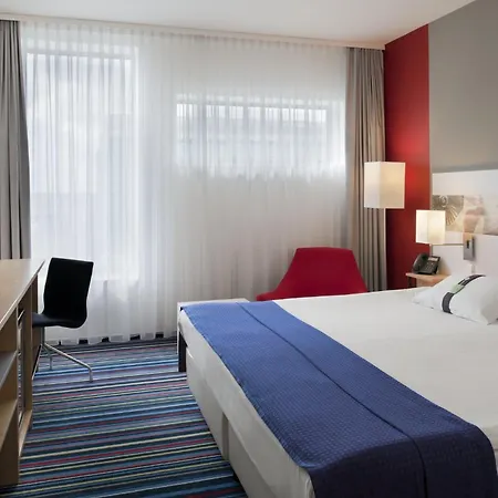 Hotel Airport By Ihg 4*