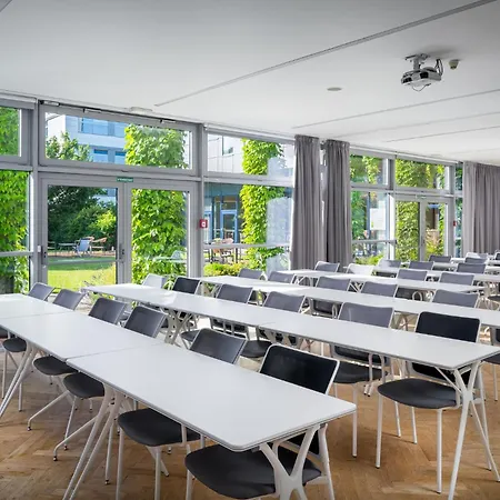 Airport By Ihg Hotell Prag