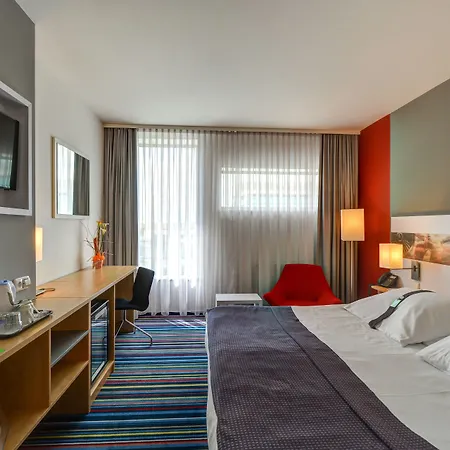 Hotel Airport By Ihg 4*