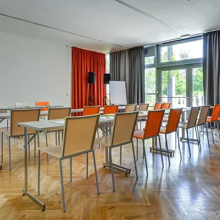 Airport By Ihg Hotell 4*