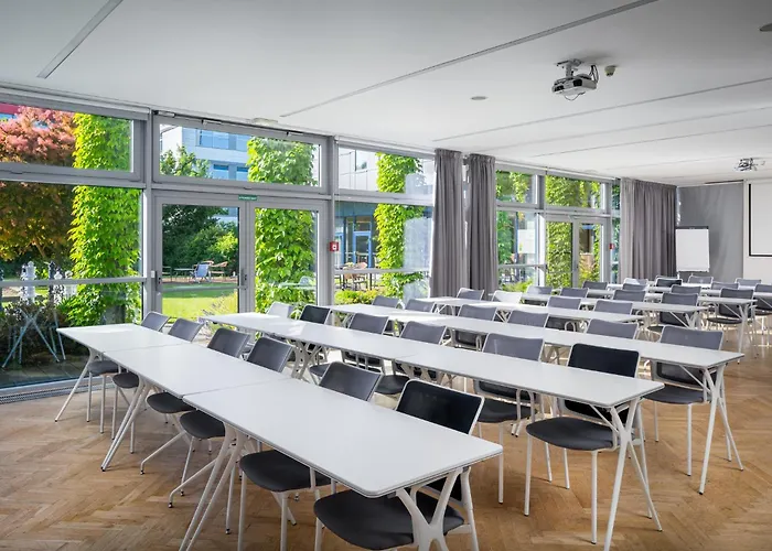 Airport By Ihg Hotell Prag